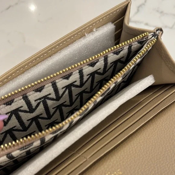 New With Tags Moncrief London Tan Leather wallet - Picture 10 of 10